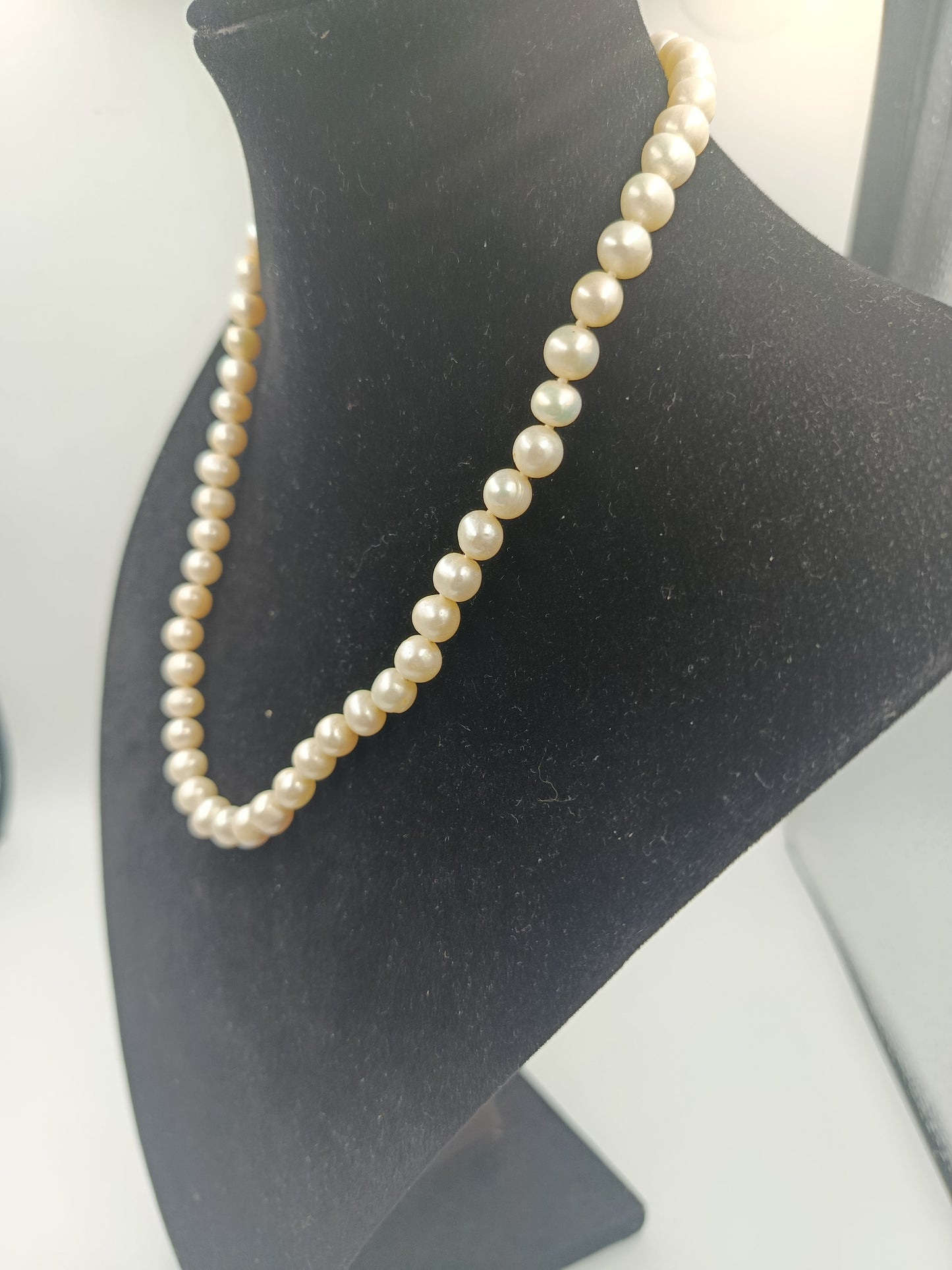 Klassisches Perlen-Collier mit silberfarbenem Verschluss