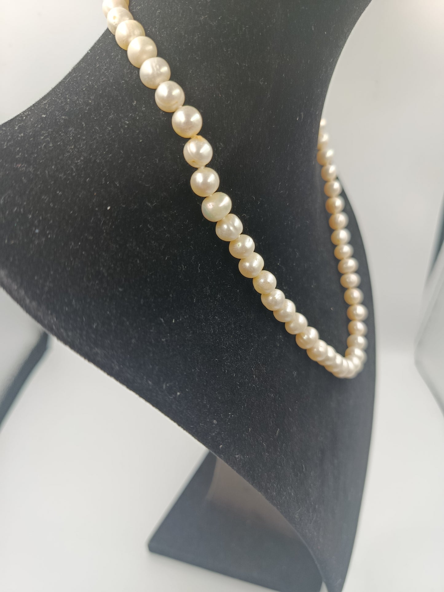 Klassisches Perlen-Collier mit silberfarbenem Verschluss