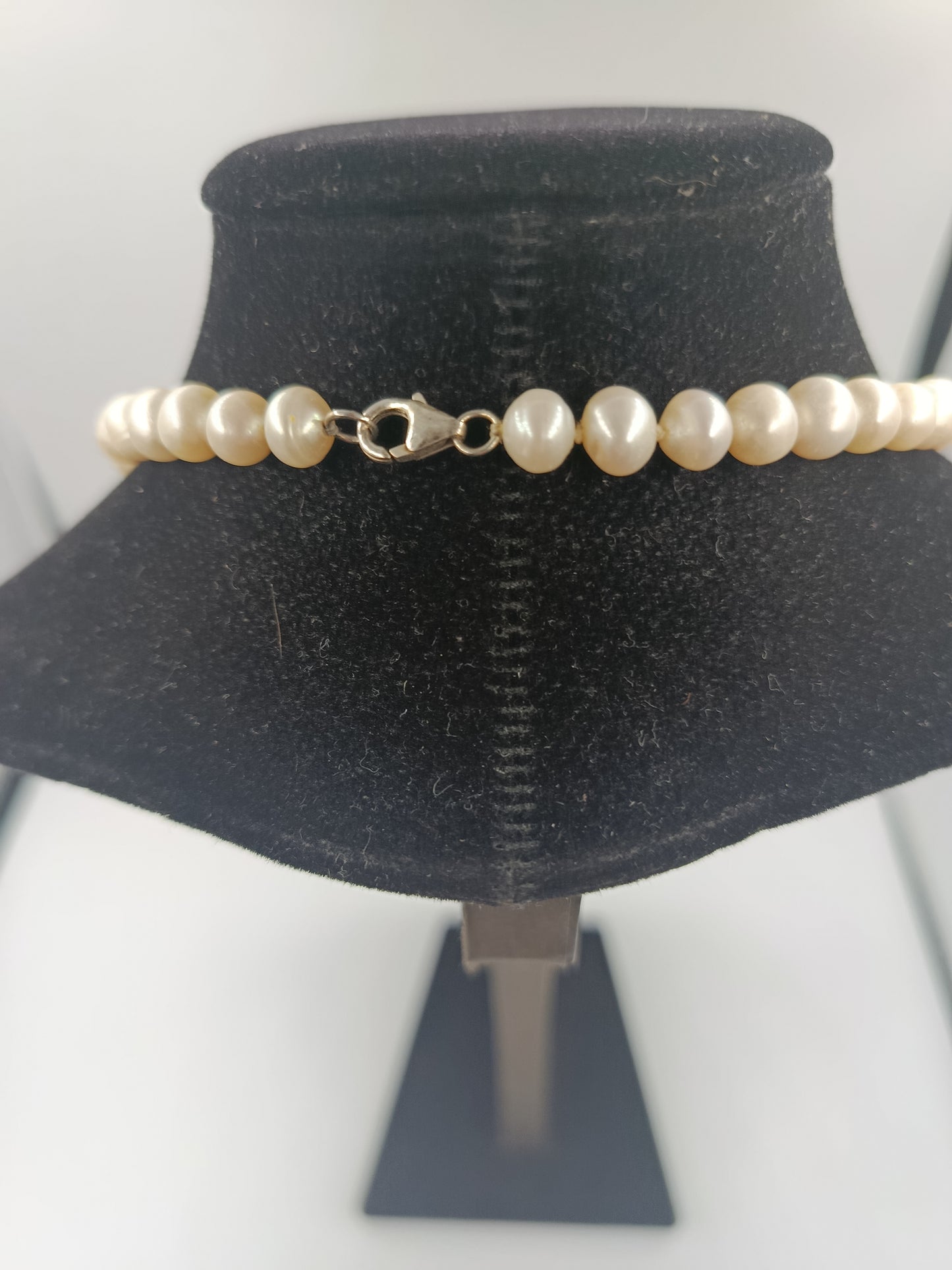 Klassisches Perlen-Collier mit silberfarbenem Verschluss