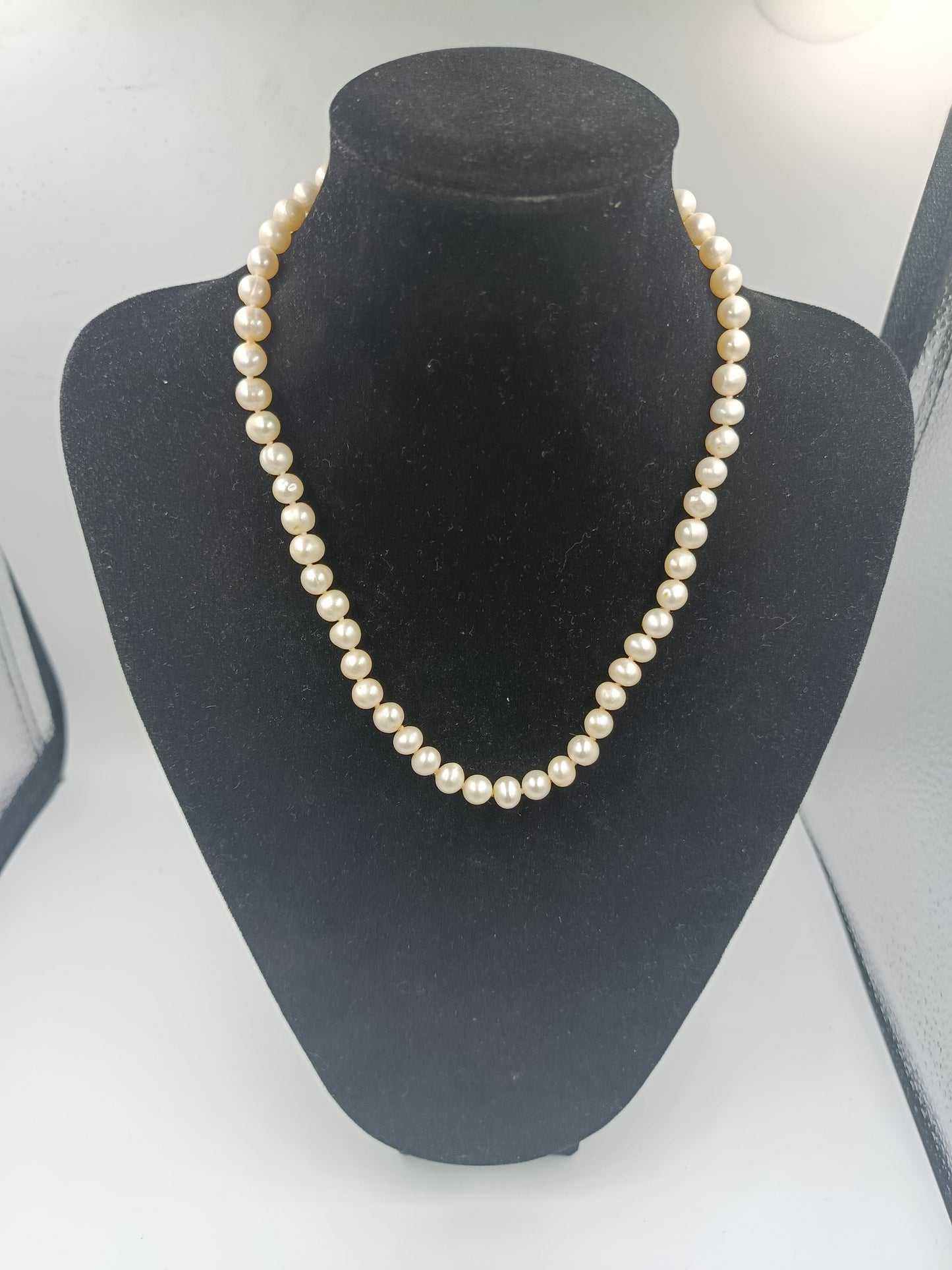 Klassisches Perlen-Collier mit silberfarbenem Verschluss