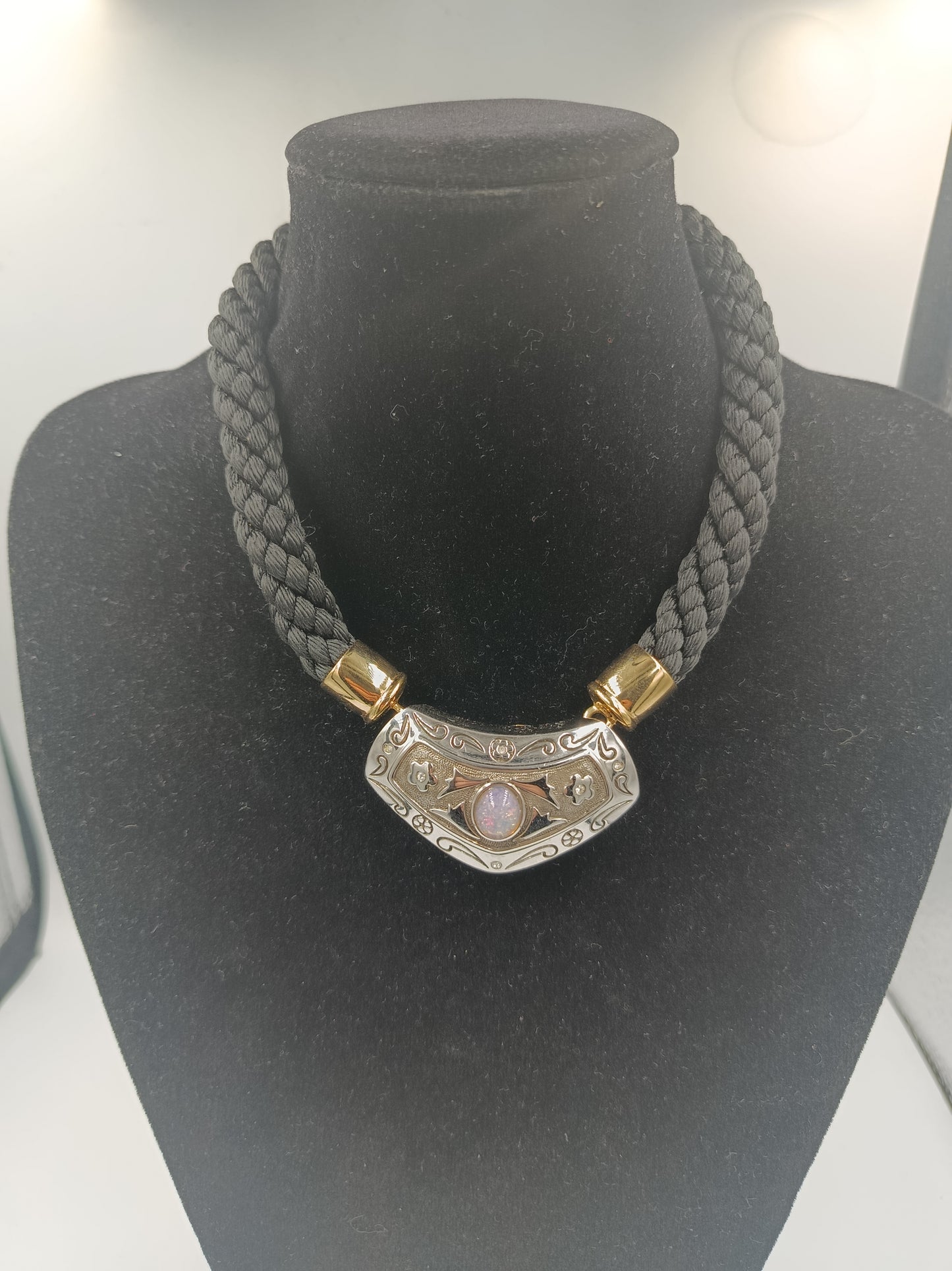 Markantes Collier mit geflochtenem Band und verziertem Anhänger