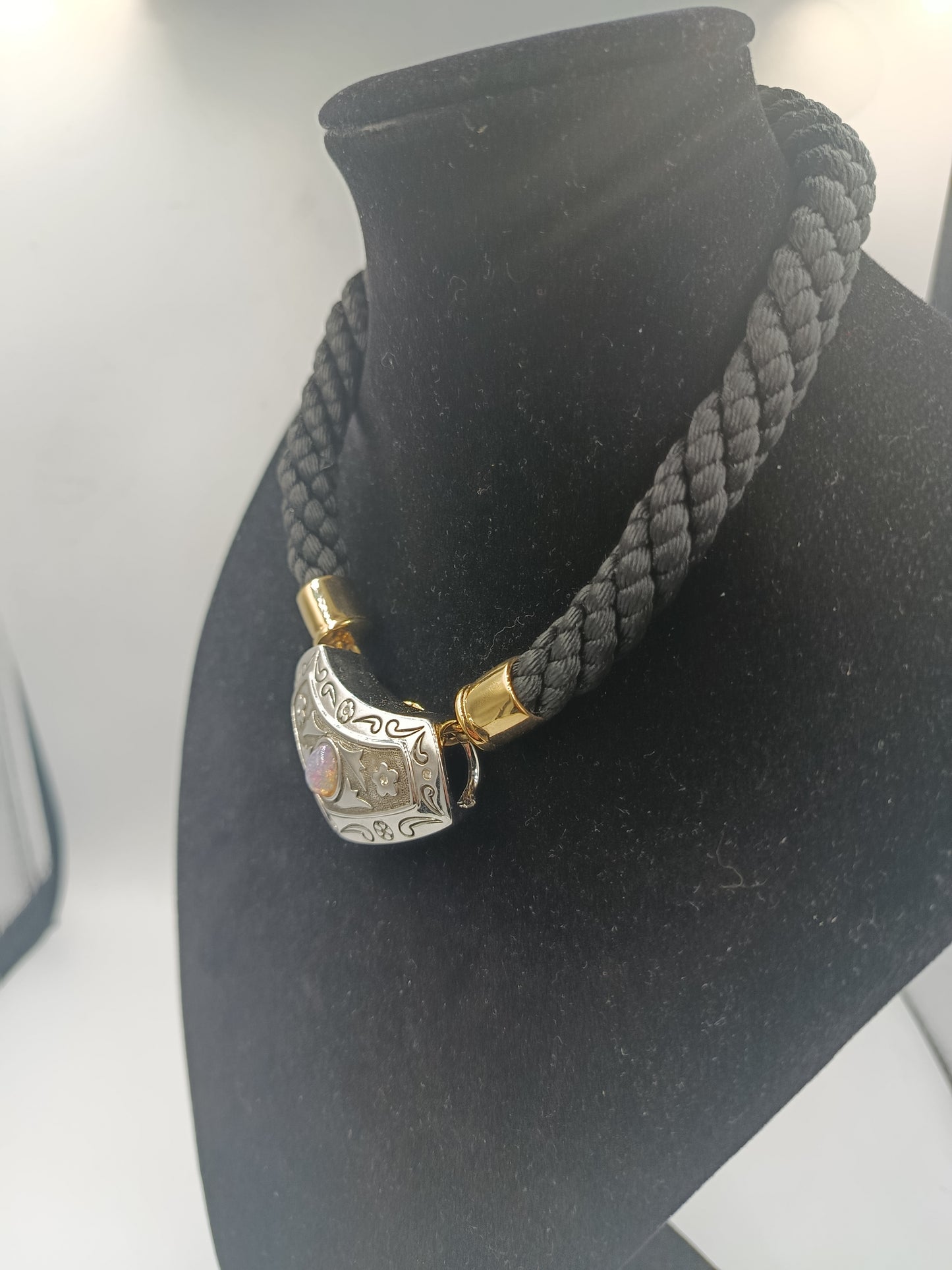 Markantes Collier mit geflochtenem Band und verziertem Anhänger