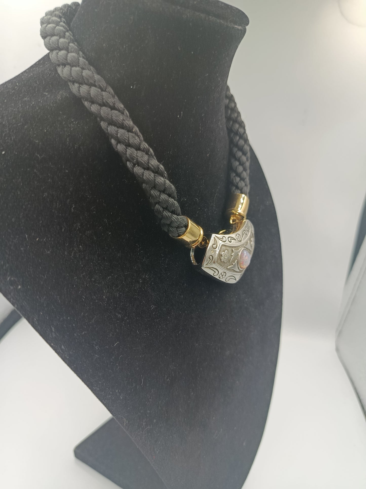 Markantes Collier mit geflochtenem Band und verziertem Anhänger