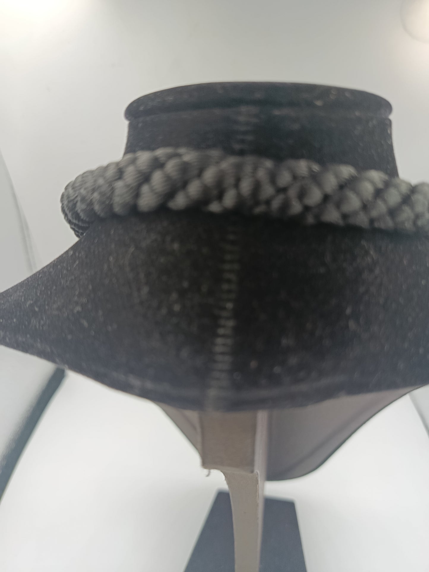 Markantes Collier mit geflochtenem Band und verziertem Anhänger