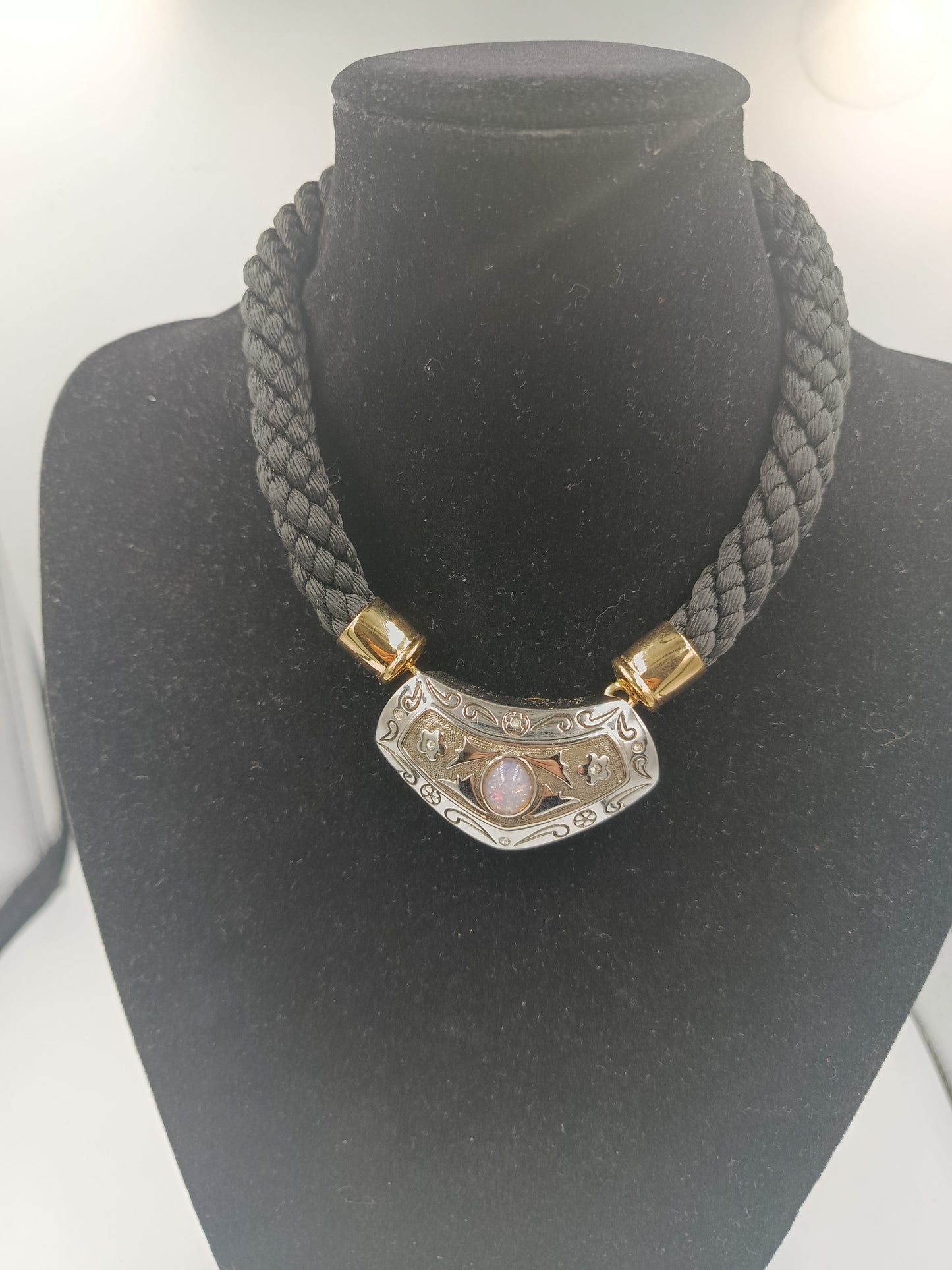 Markantes Collier mit geflochtenem Band und verziertem Anhänger