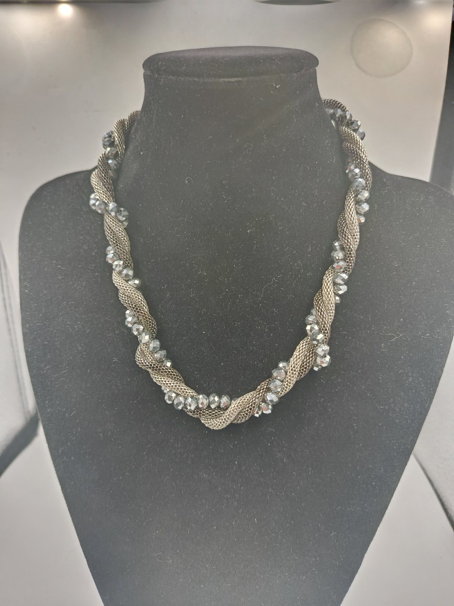 Glanzvolles Collier mit geflochtenem Metallband und Kristallperlen