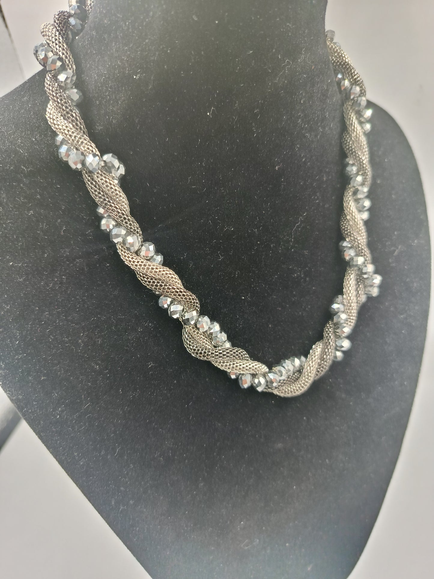 Glanzvolles Collier mit geflochtenem Metallband und Kristallperlen