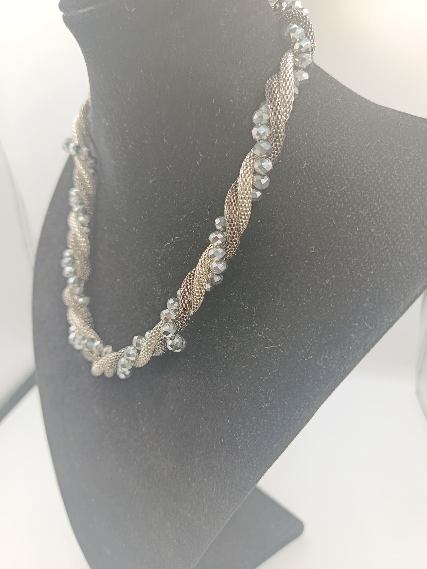 Glanzvolles Collier mit geflochtenem Metallband und Kristallperlen