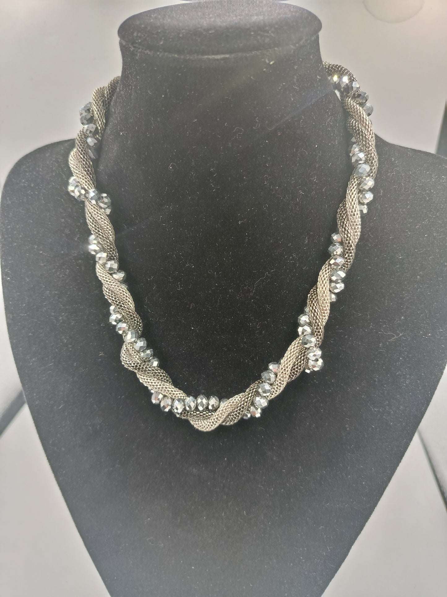 Glanzvolles Collier mit geflochtenem Metallband und Kristallperlen