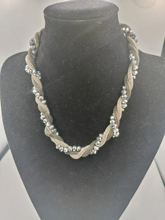 Glanzvolles Collier mit geflochtenem Metallband und Kristallperlen
