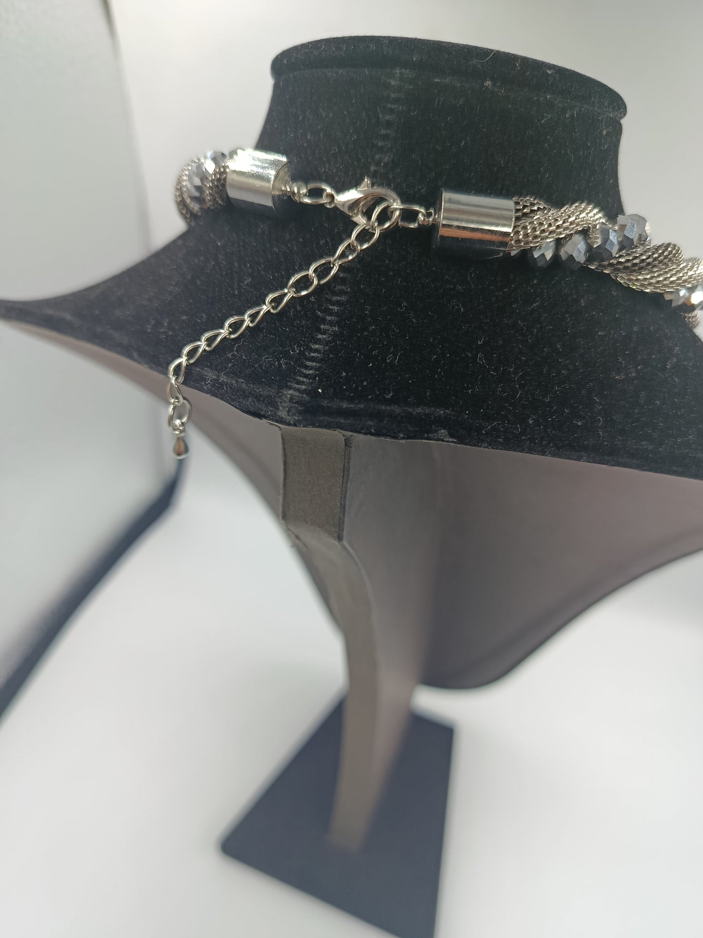 Glanzvolles Collier mit geflochtenem Metallband und Kristallperlen