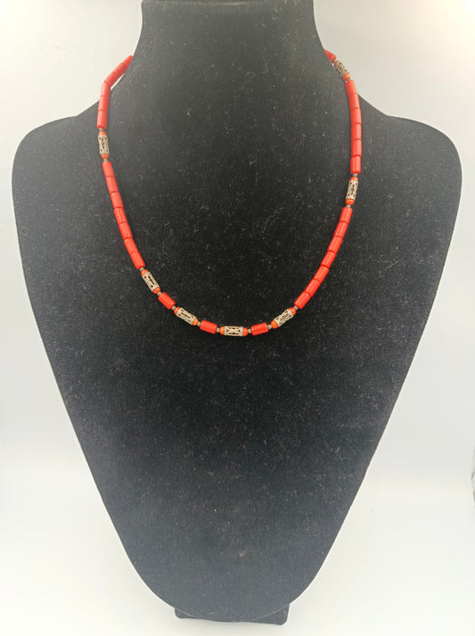 Vintage-Collier mit roter Koralle und filigranen Silber-Elementen