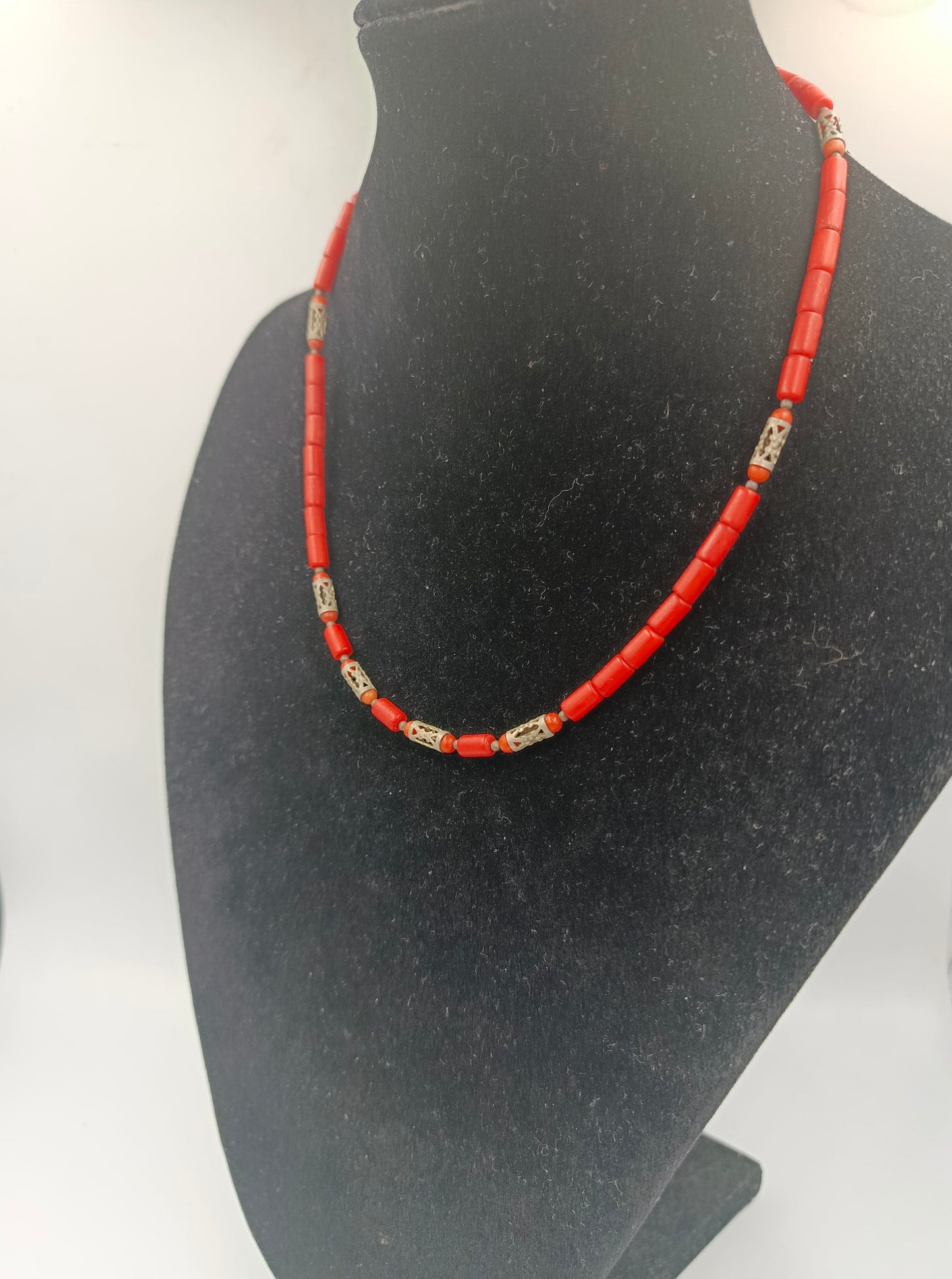 Vintage-Collier mit roter Koralle und filigranen Silber-Elementen