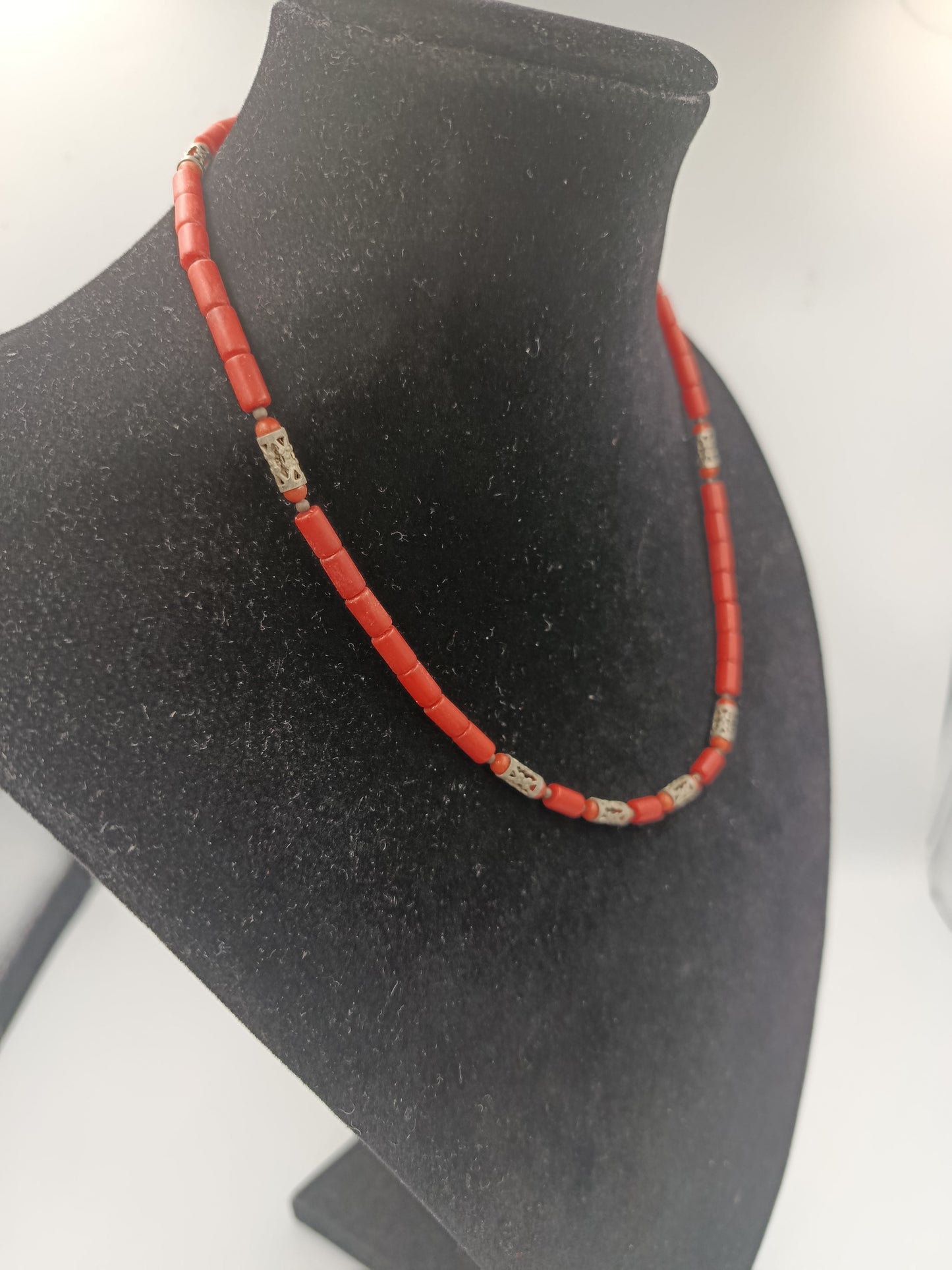 Vintage-Collier mit roter Koralle und filigranen Silber-Elementen