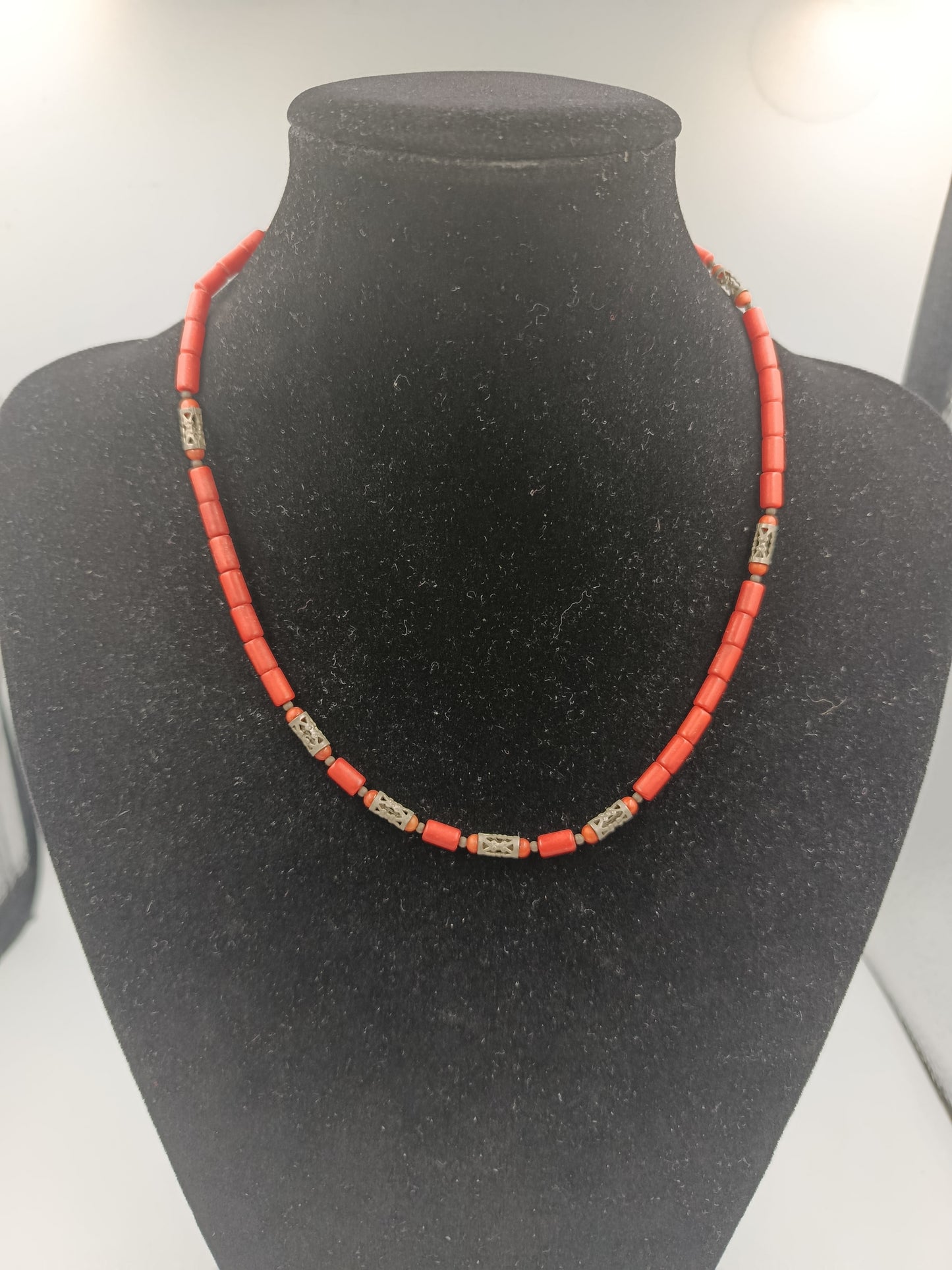 Vintage-Collier mit roter Koralle und filigranen Silber-Elementen