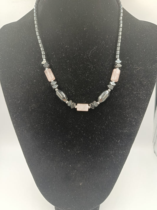 Edelstein-Collier mit Rosenquarz und Hämatit