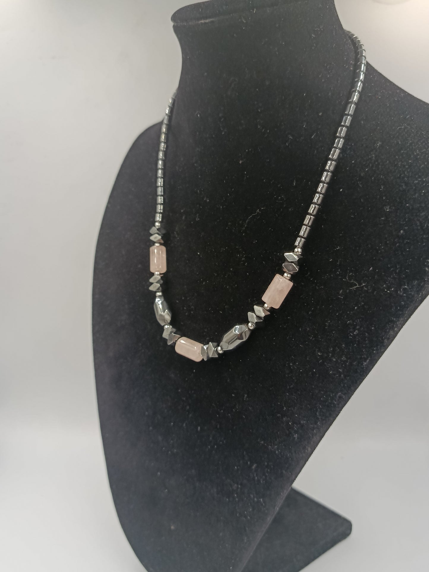 Edelstein-Collier mit Rosenquarz und Hämatit