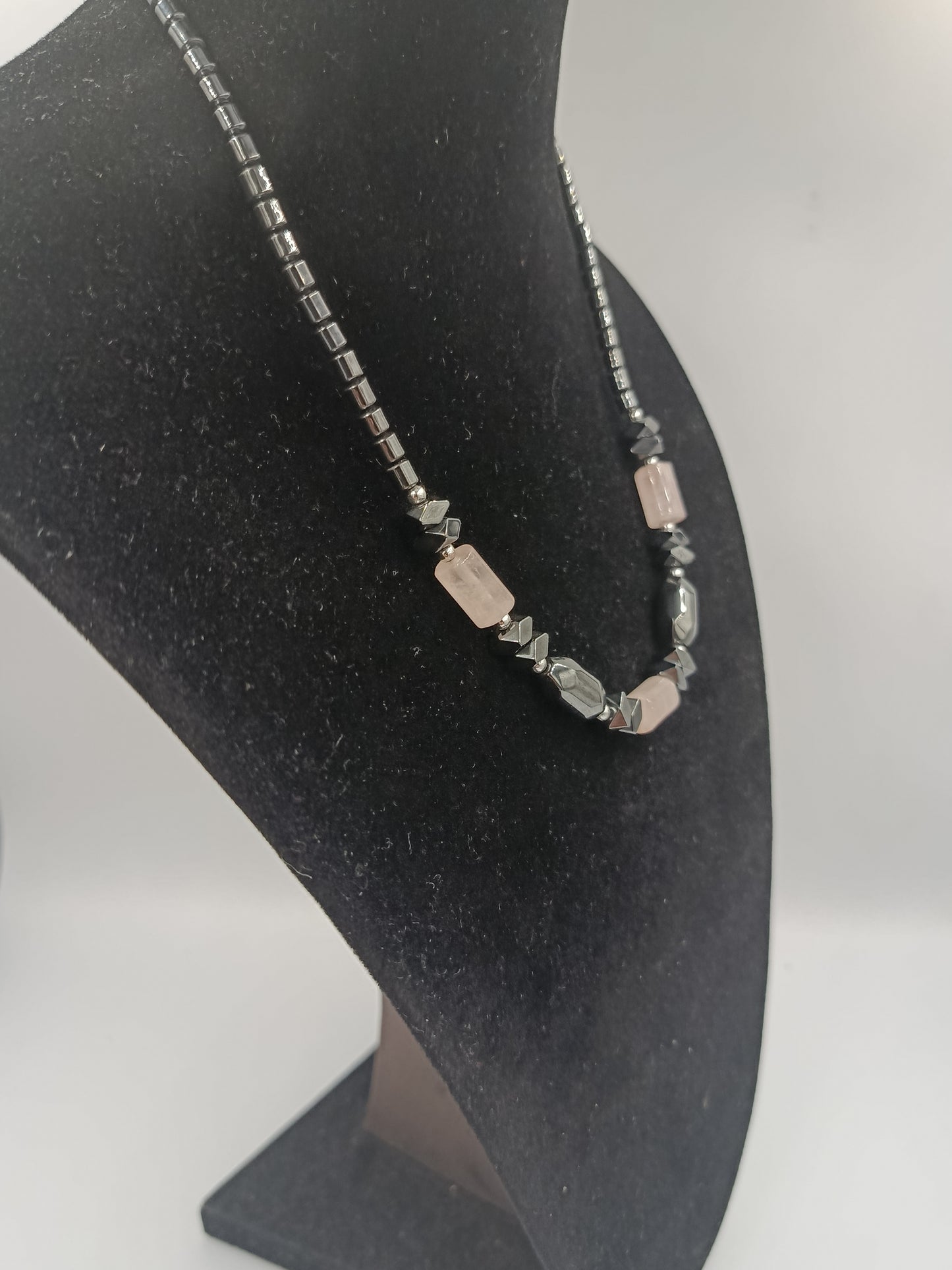 Edelstein-Collier mit Rosenquarz und Hämatit