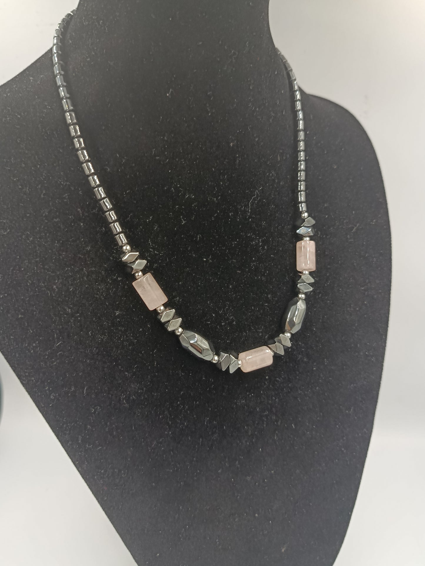 Edelstein-Collier mit Rosenquarz und Hämatit