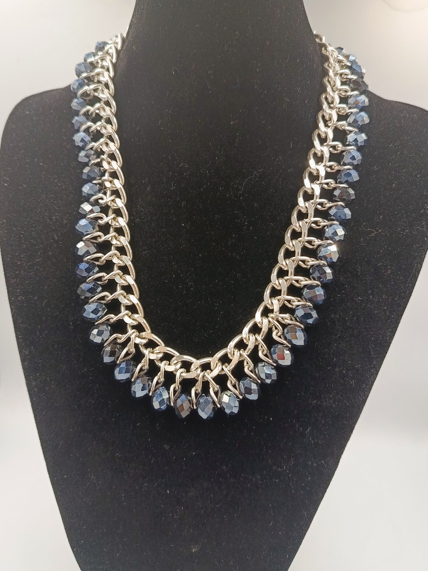 Statement-Collier mit blauen Kristallperlen und silberfarbener Gliederkette
