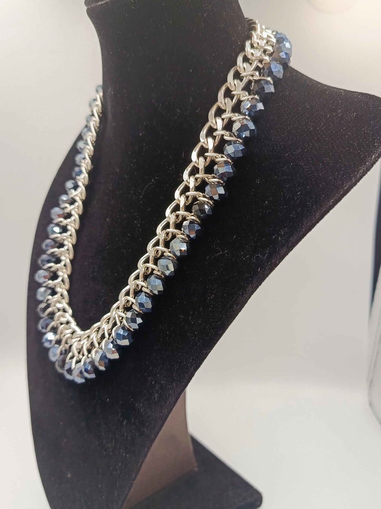 Statement-Collier mit blauen Kristallperlen und silberfarbener Gliederkette