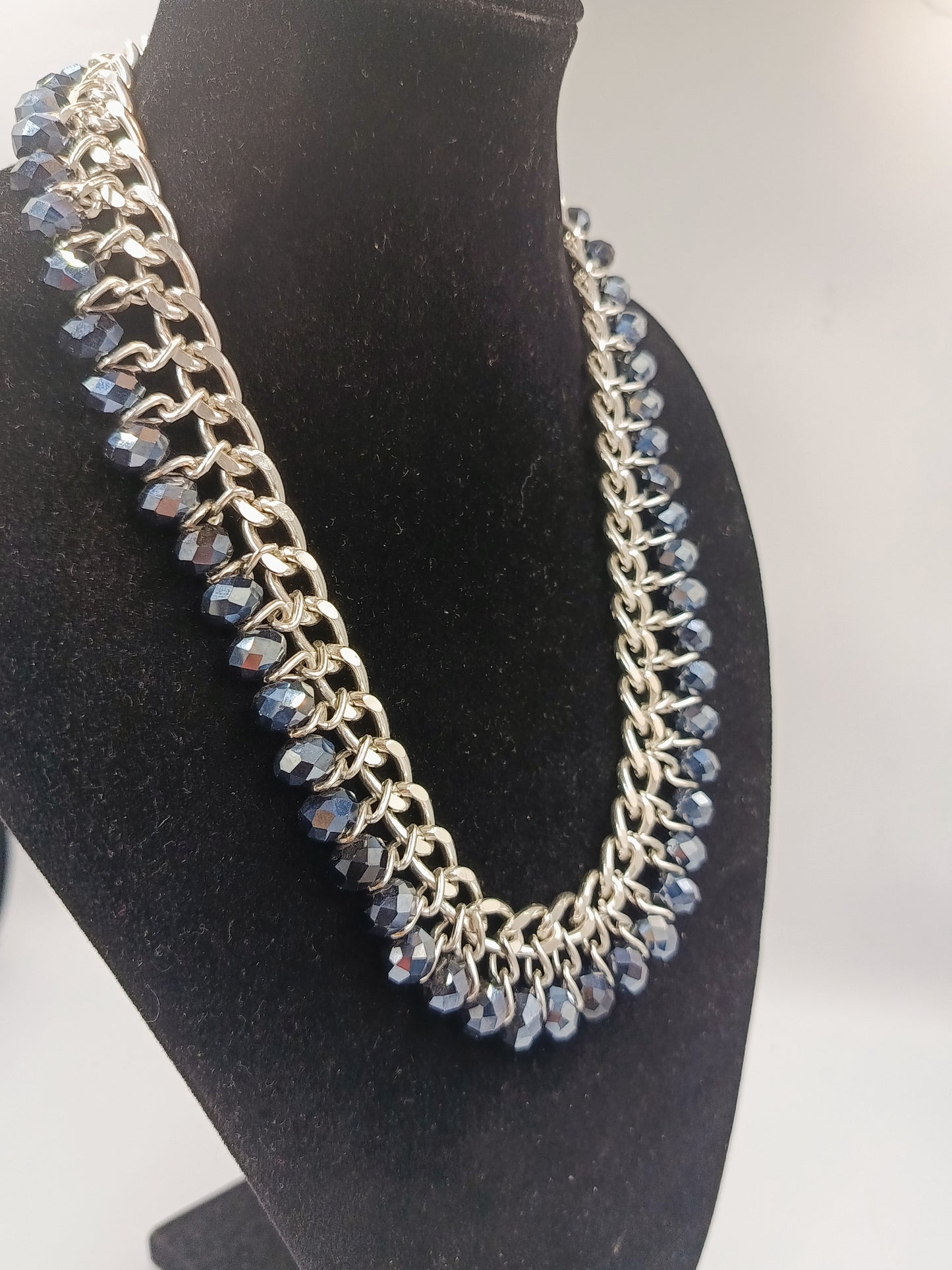 Statement-Collier mit blauen Kristallperlen und silberfarbener Gliederkette