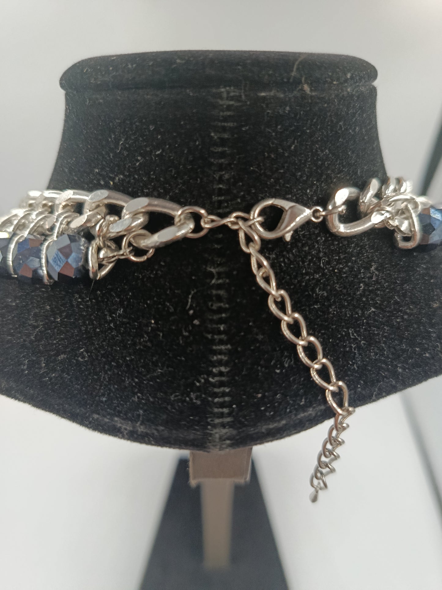 Statement-Collier mit blauen Kristallperlen und silberfarbener Gliederkette