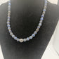 Edelstein-Collier mit blauen Perlen und Silberornament