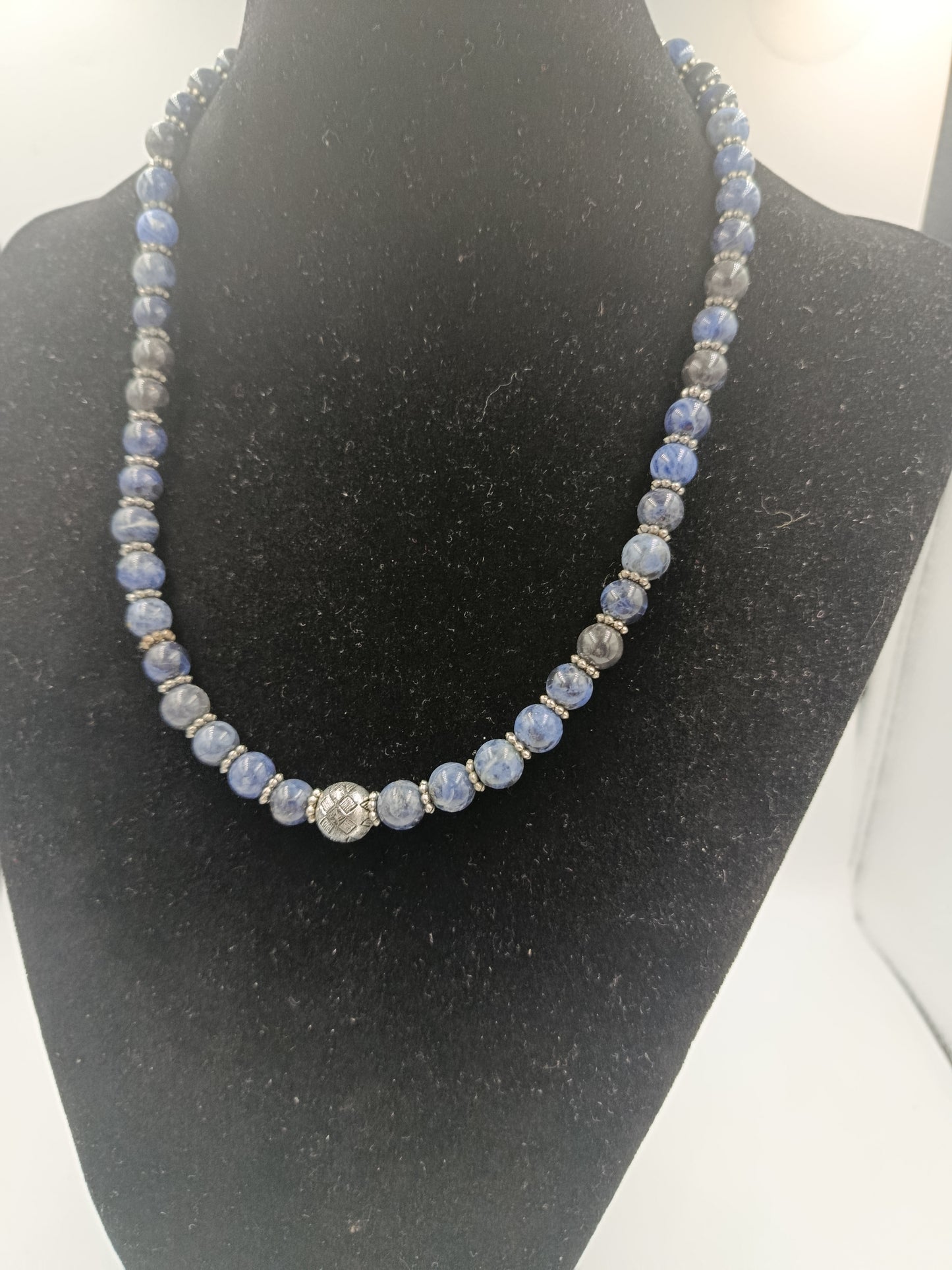 Edelstein-Collier mit blauen Perlen und Silberornament