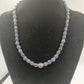 Edelstein-Collier mit blauen Perlen und Silberornament