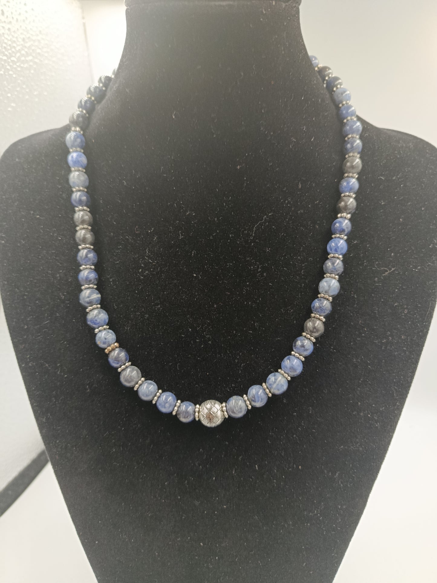 Edelstein-Collier mit blauen Perlen und Silberornament
