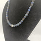 Edelstein-Collier mit blauen Perlen und Silberornament