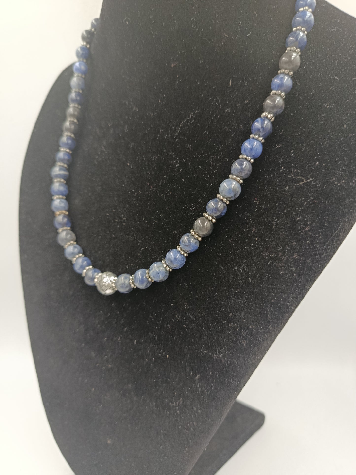 Edelstein-Collier mit blauen Perlen und Silberornament