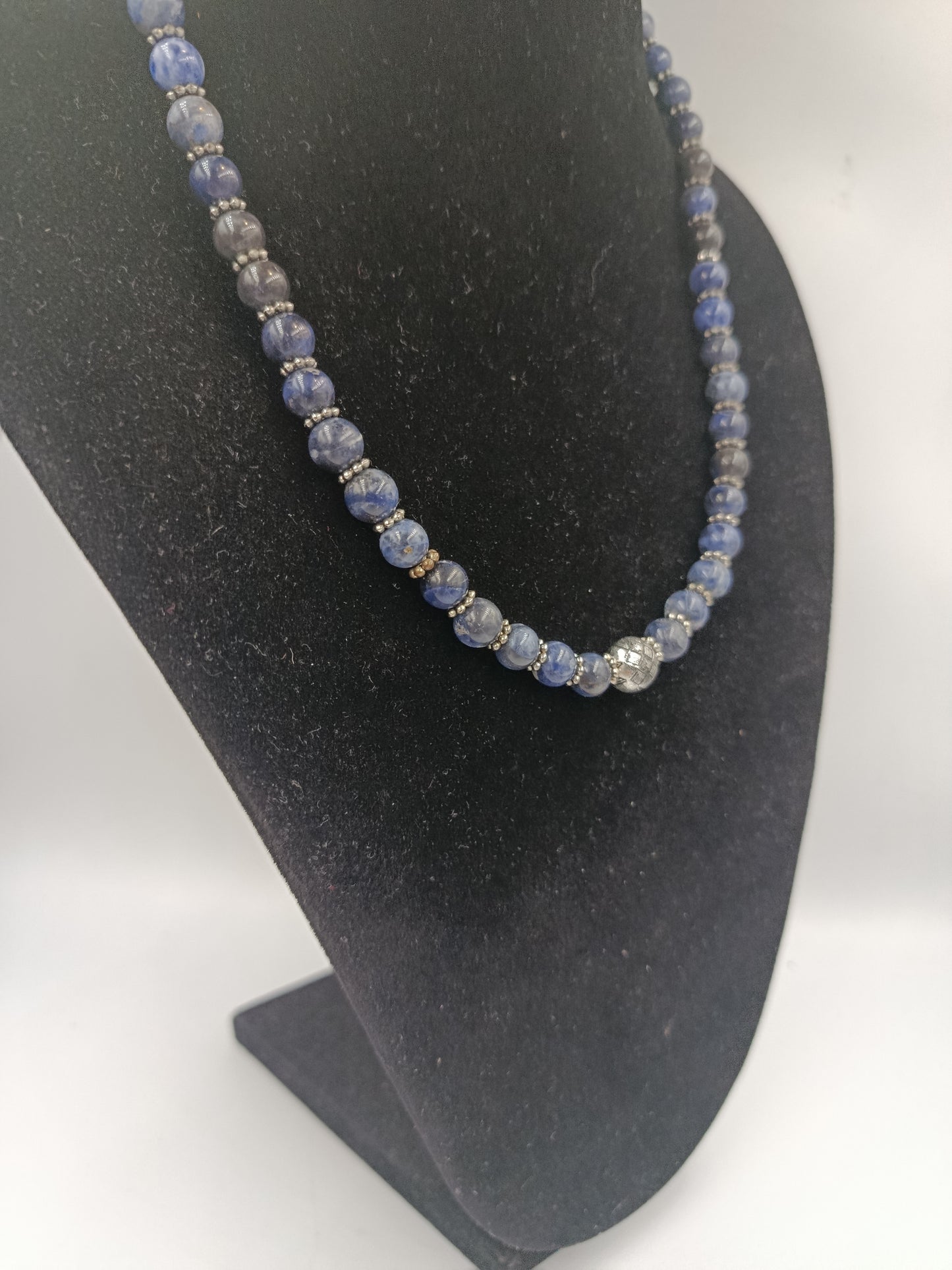 Edelstein-Collier mit blauen Perlen und Silberornament