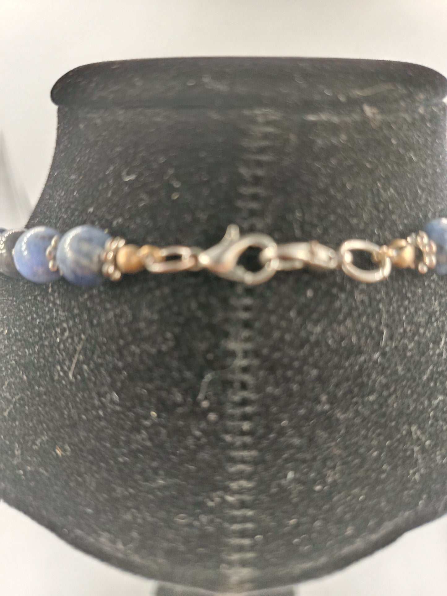 Edelstein-Collier mit blauen Perlen und Silberornament