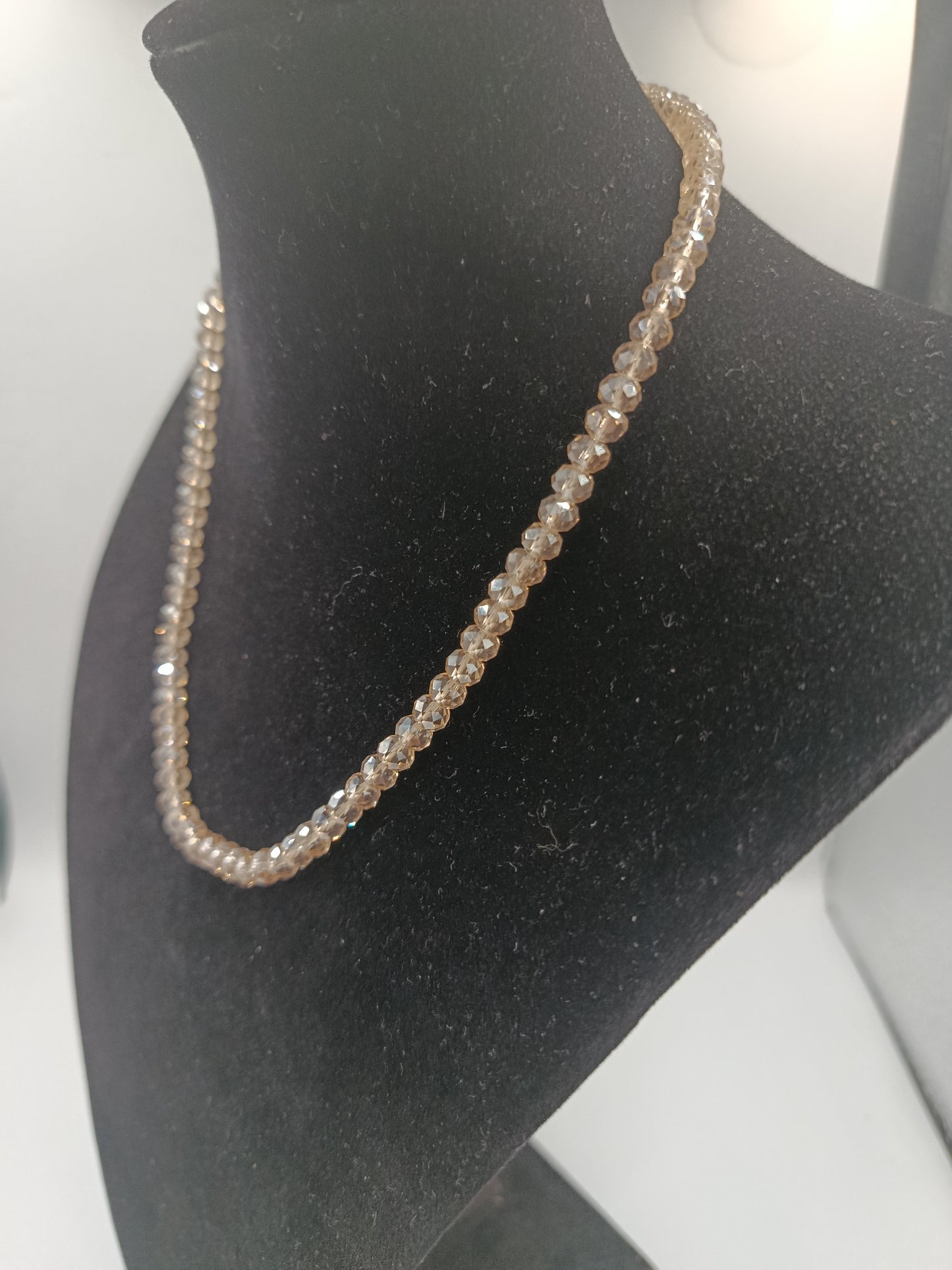 Funkelnde Glasperlenkette in Champagner-Ton