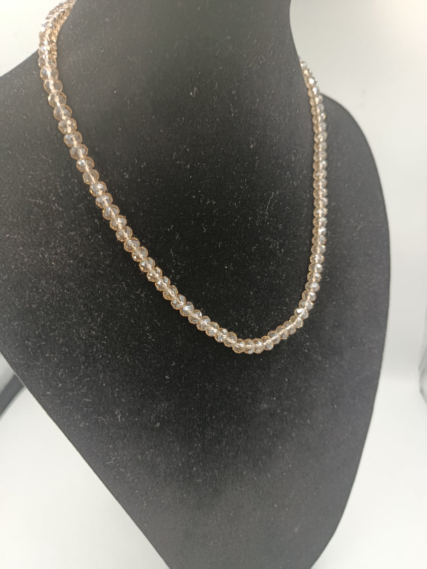 Funkelnde Glasperlenkette in Champagner-Ton