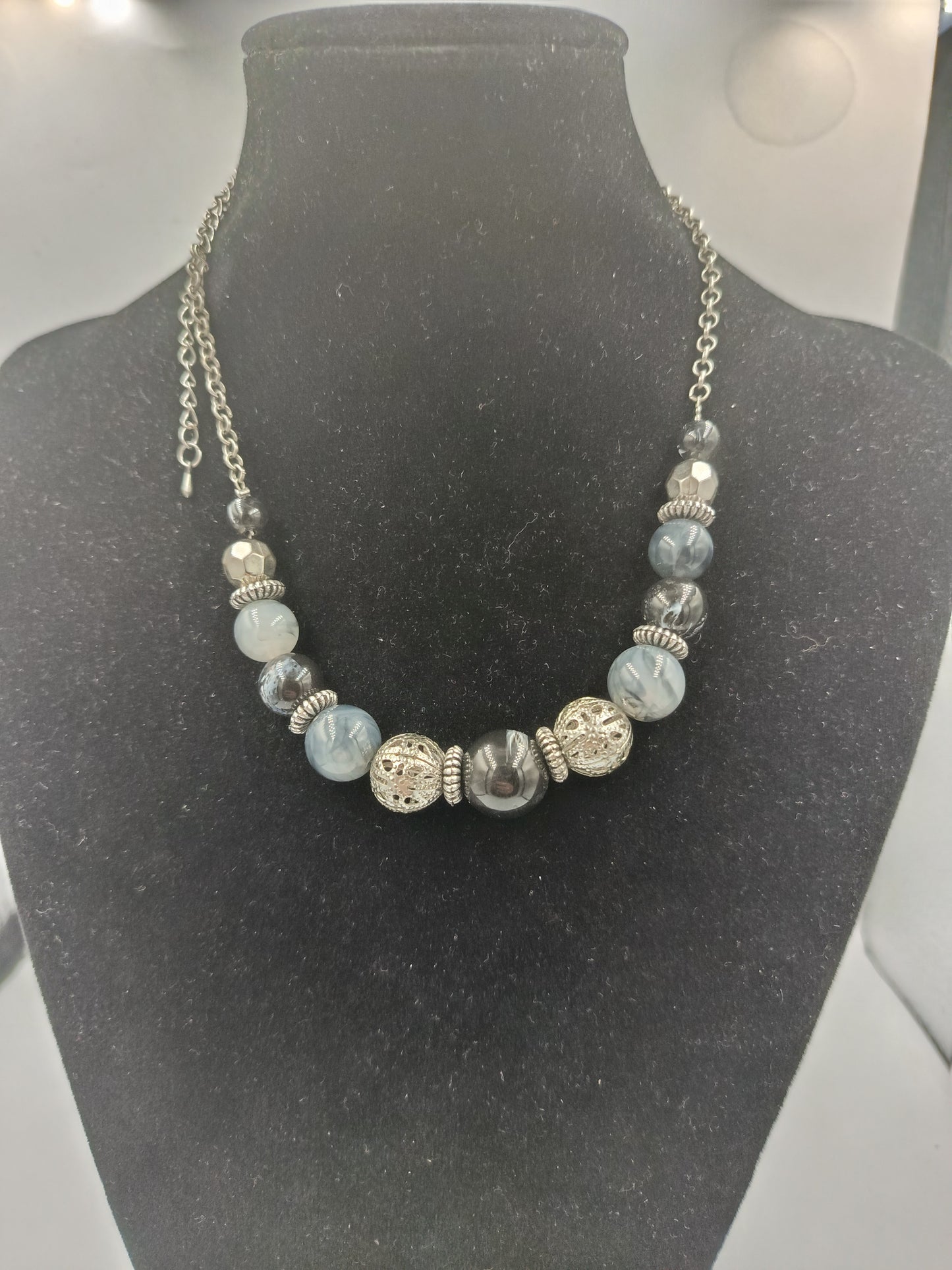 Modernes Collier mit Glas- und Metallperlen