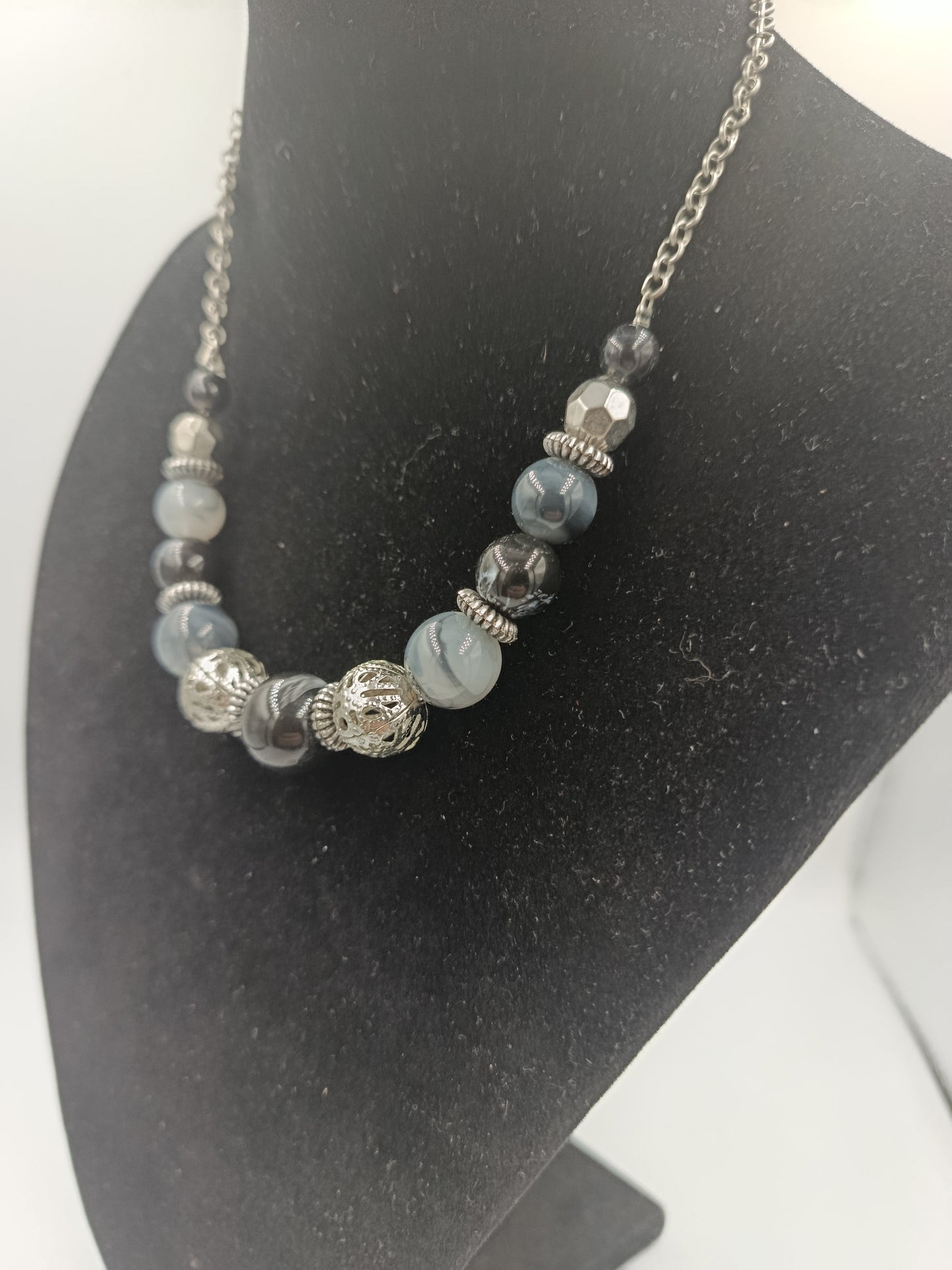 Modernes Collier mit Glas- und Metallperlen