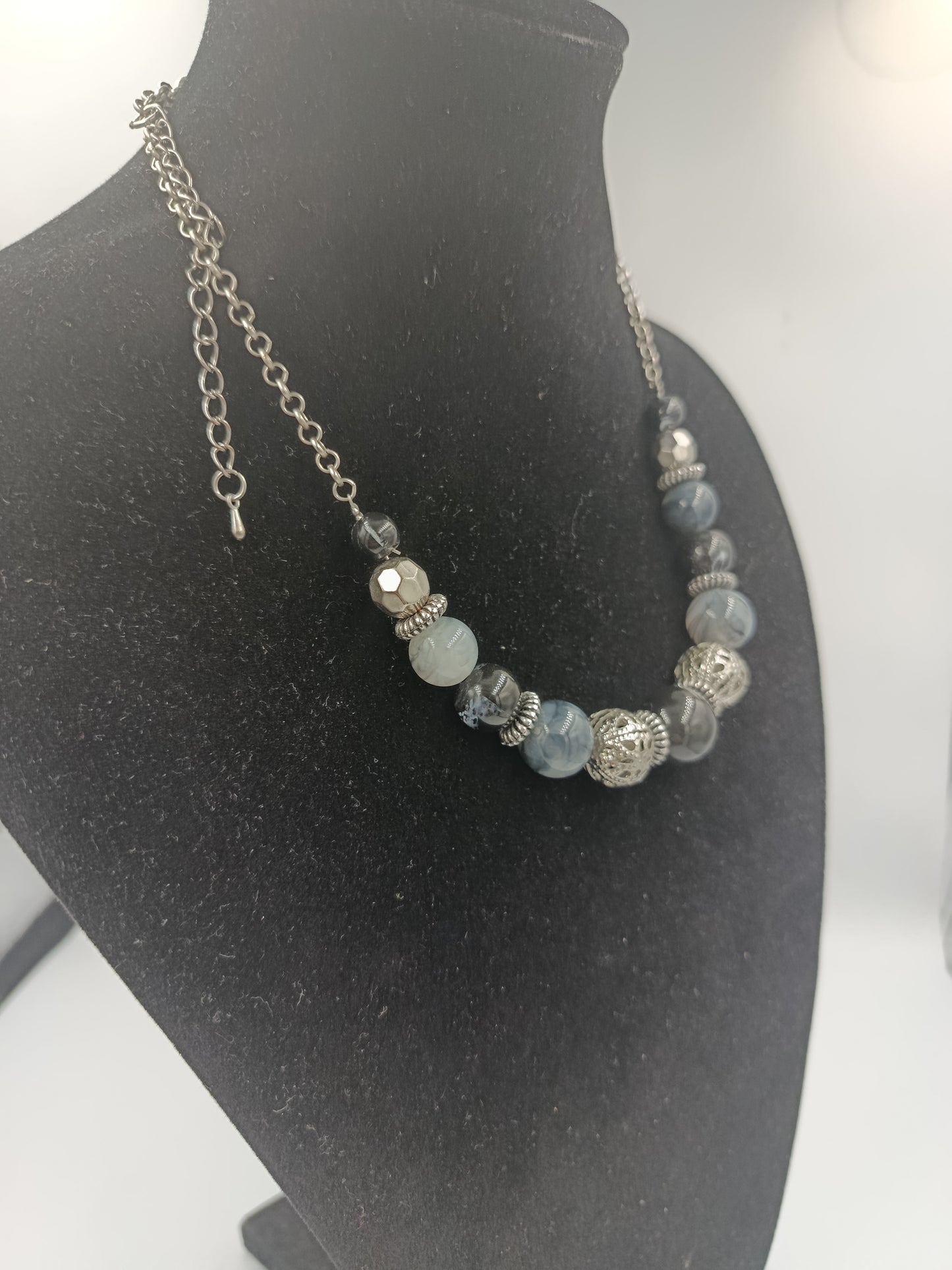 Modernes Collier mit Glas- und Metallperlen