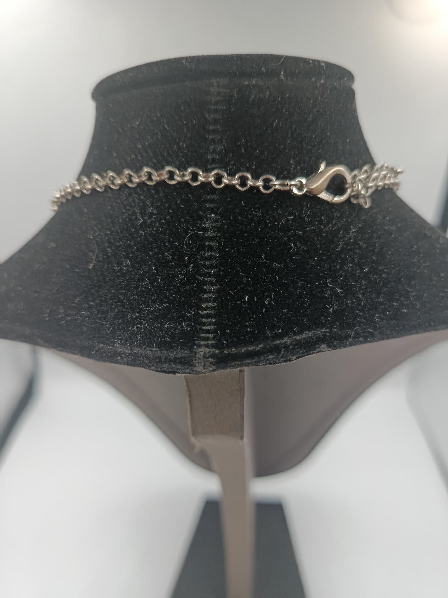Modernes Collier mit Glas- und Metallperlen