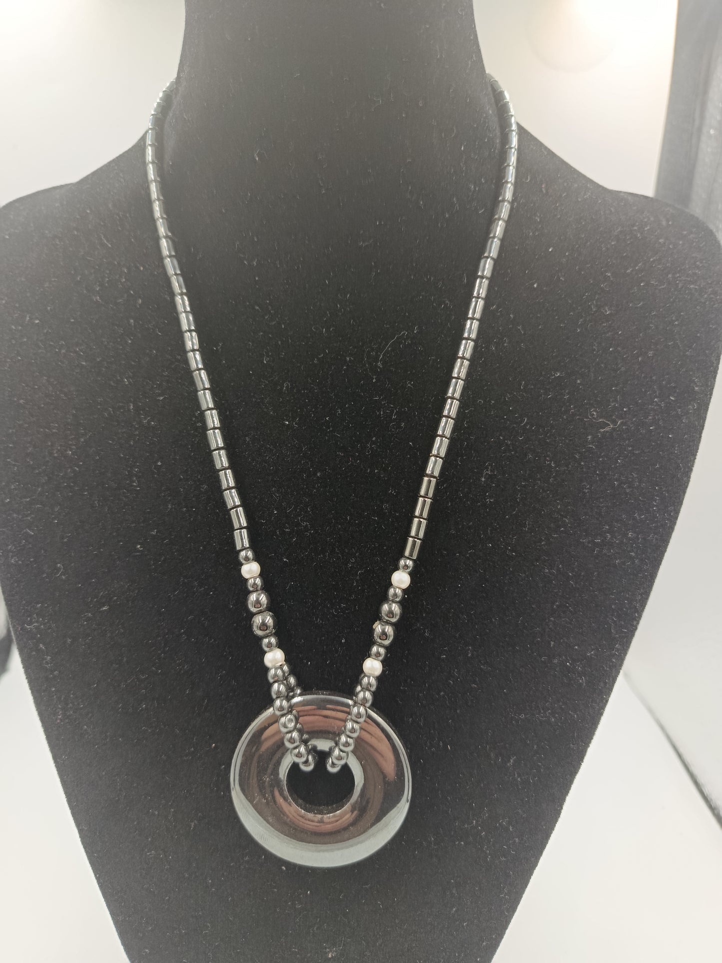 Markantes Hämatit-Collier mit großem Rundanhänger