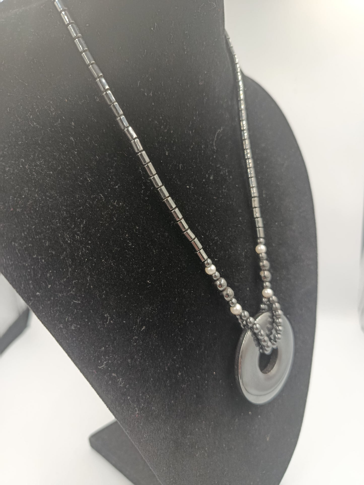 Markantes Hämatit-Collier mit großem Rundanhänger