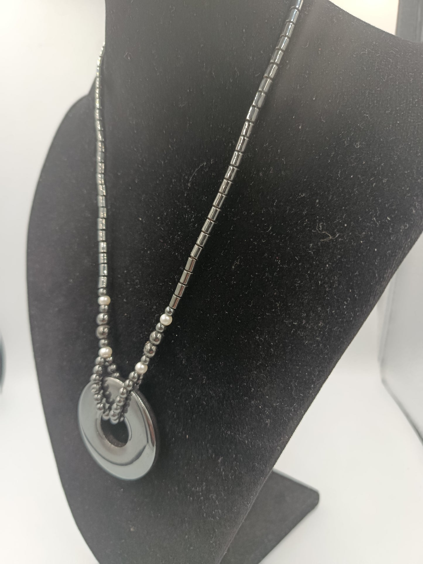 Markantes Hämatit-Collier mit großem Rundanhänger