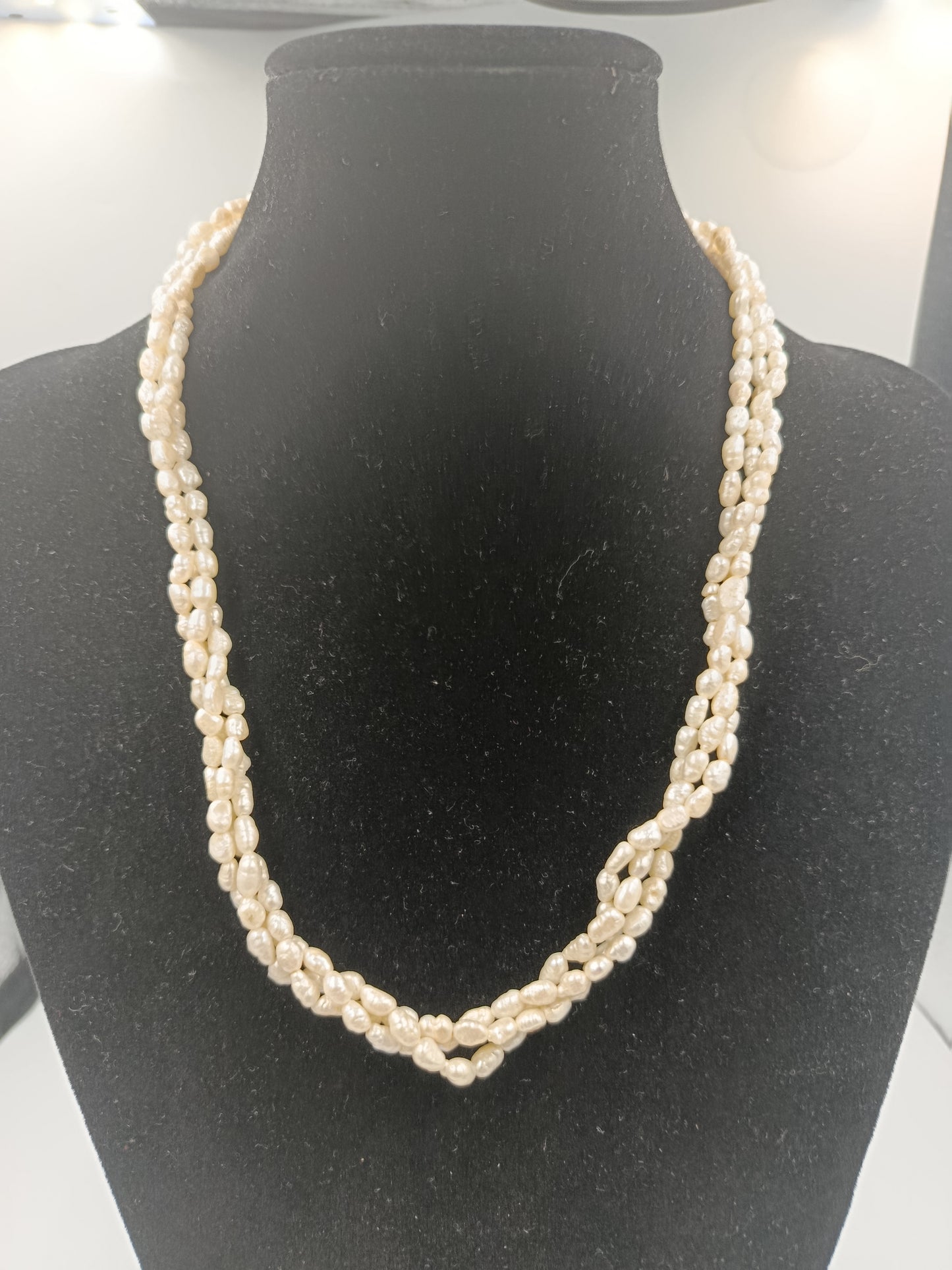 Geflochtenes Perlen-Collier mit natürlichem Lüster