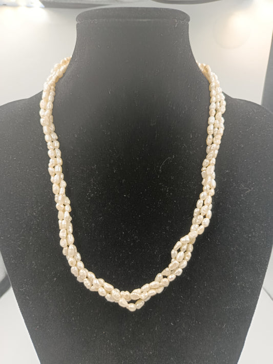 Geflochtenes Perlen-Collier mit natürlichem Lüster