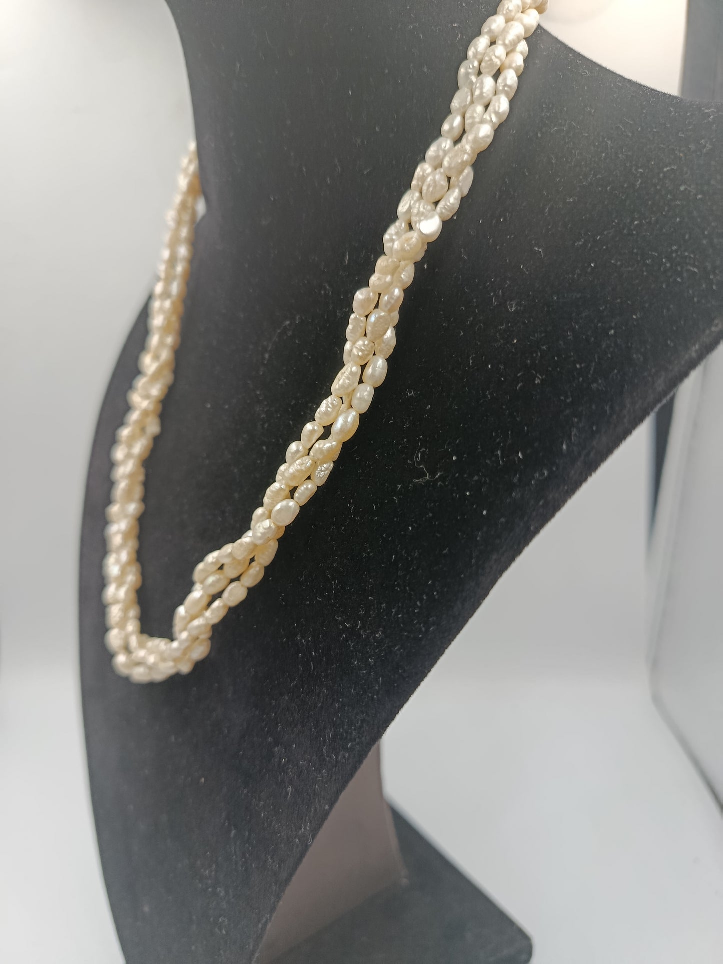 Geflochtenes Perlen-Collier mit natürlichem Lüster