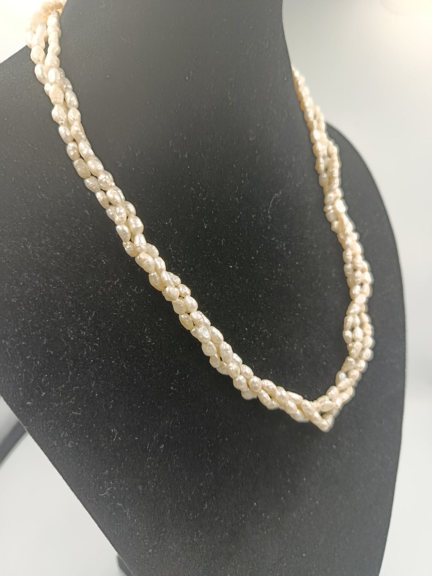 Geflochtenes Perlen-Collier mit natürlichem Lüster