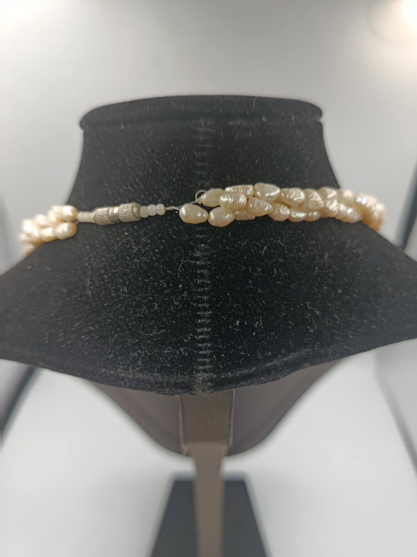 Geflochtenes Perlen-Collier mit natürlichem Lüster