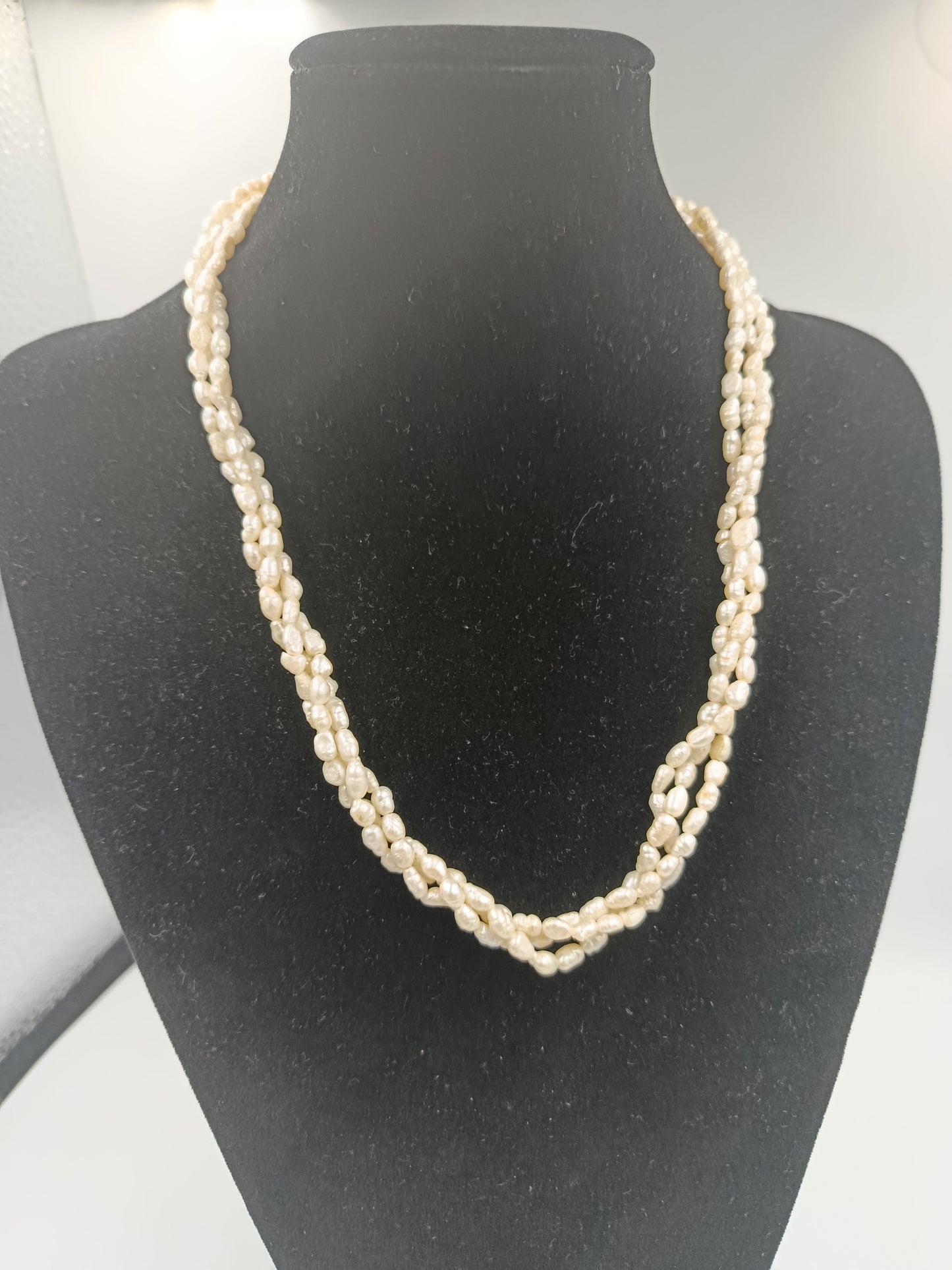 Geflochtenes Perlen-Collier mit natürlichem Lüster